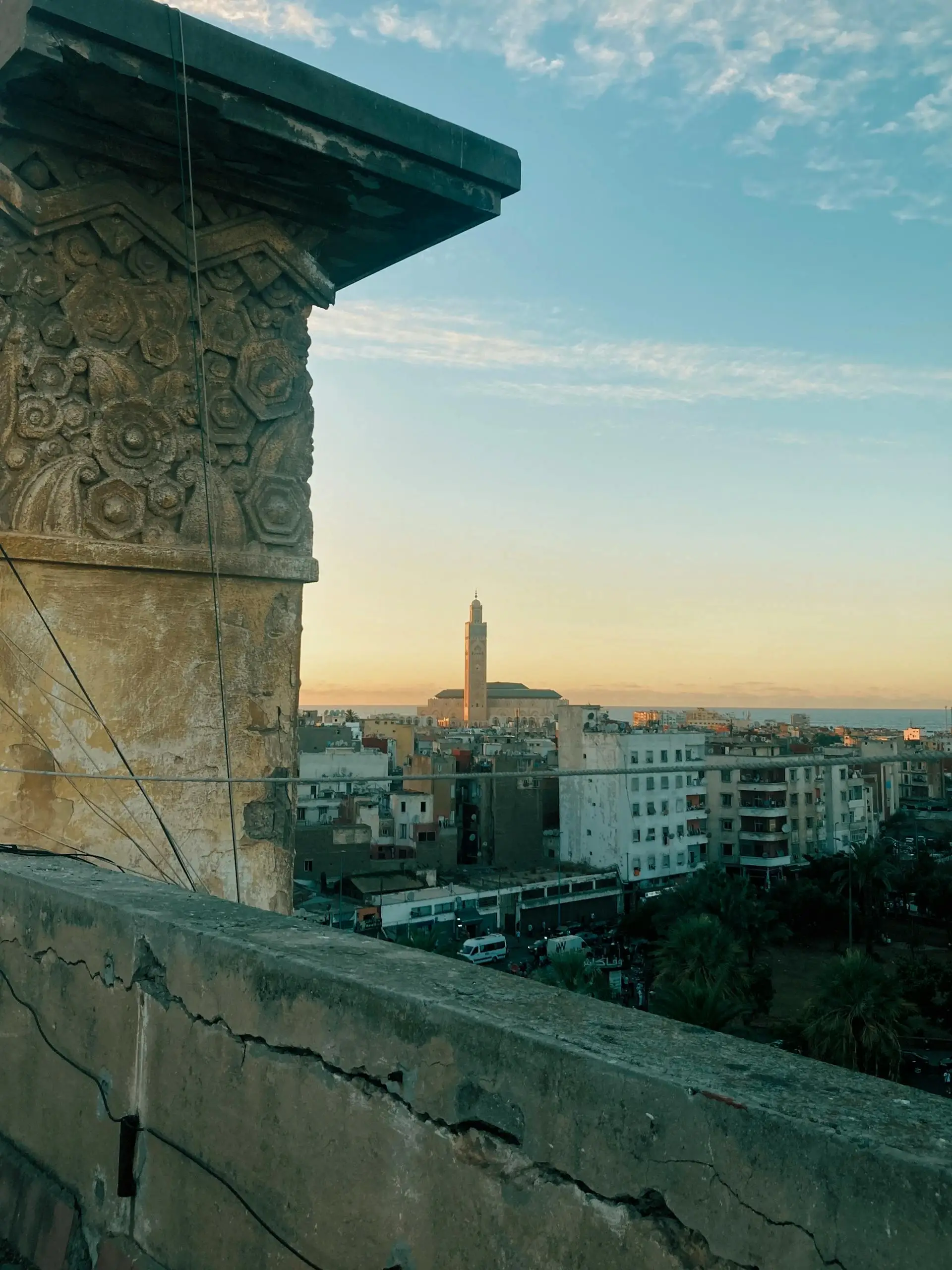 Mosquée Hassan II et ville de Casablanca au coucher du soleil, destination d’un vol en jet privé depuis Abidjan