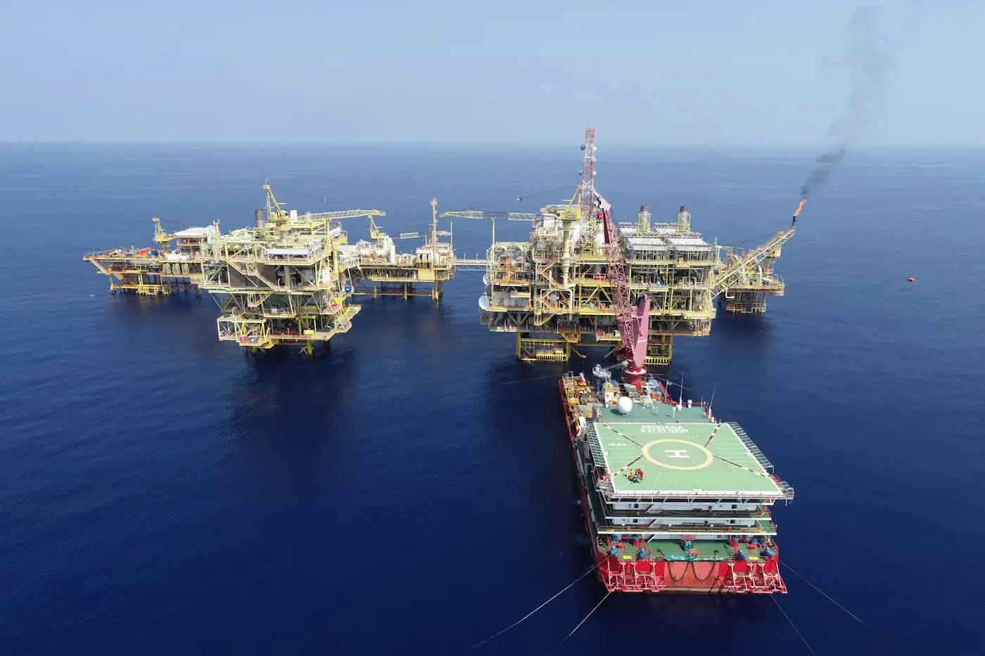 Plateformes pétrolières offshore avec hélipont, desservies en hélicoptère depuis la côte ivoirienne