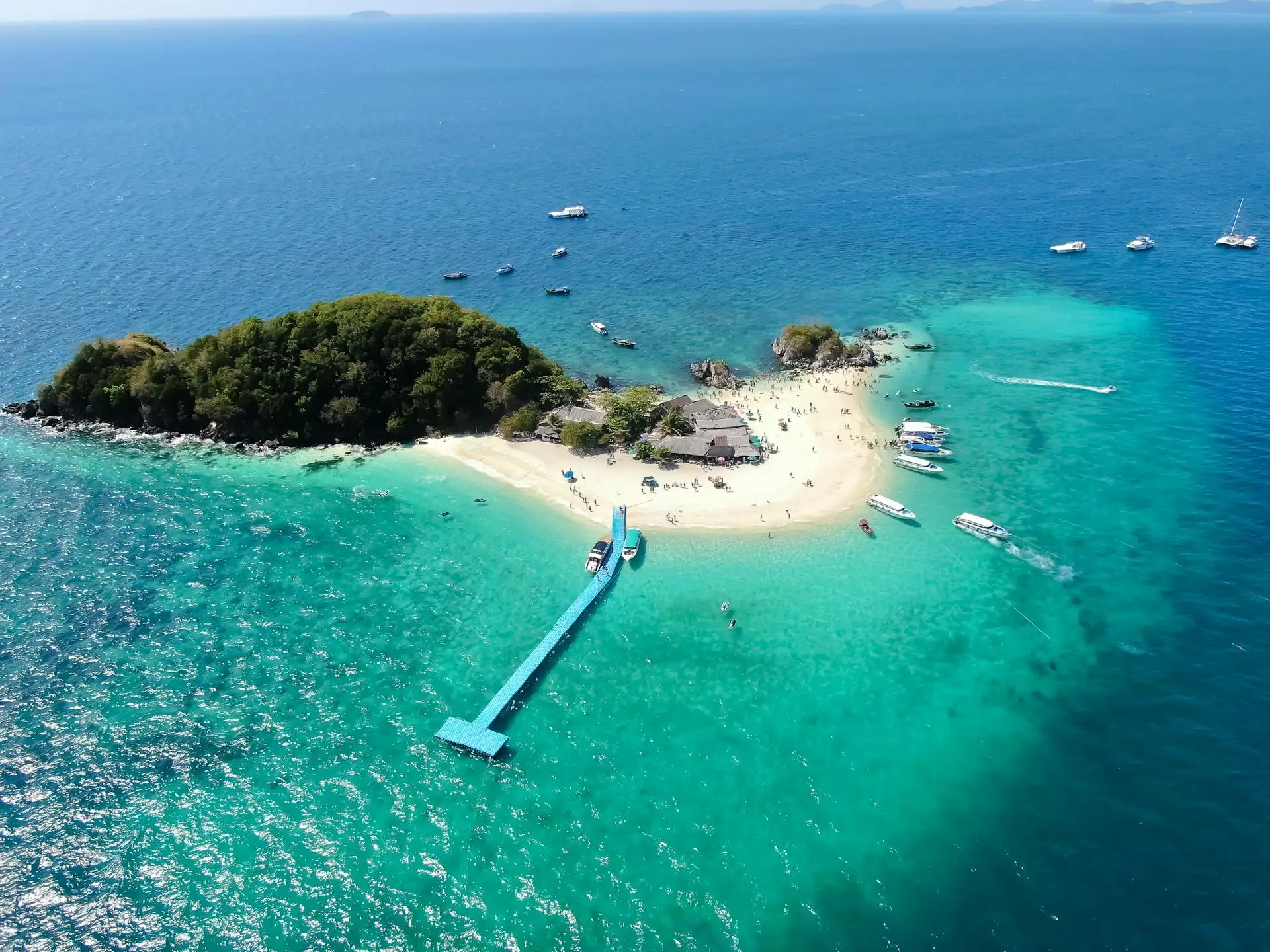 Lagune et plage de sable blanc, escapade en hélicoptère vers Assinie