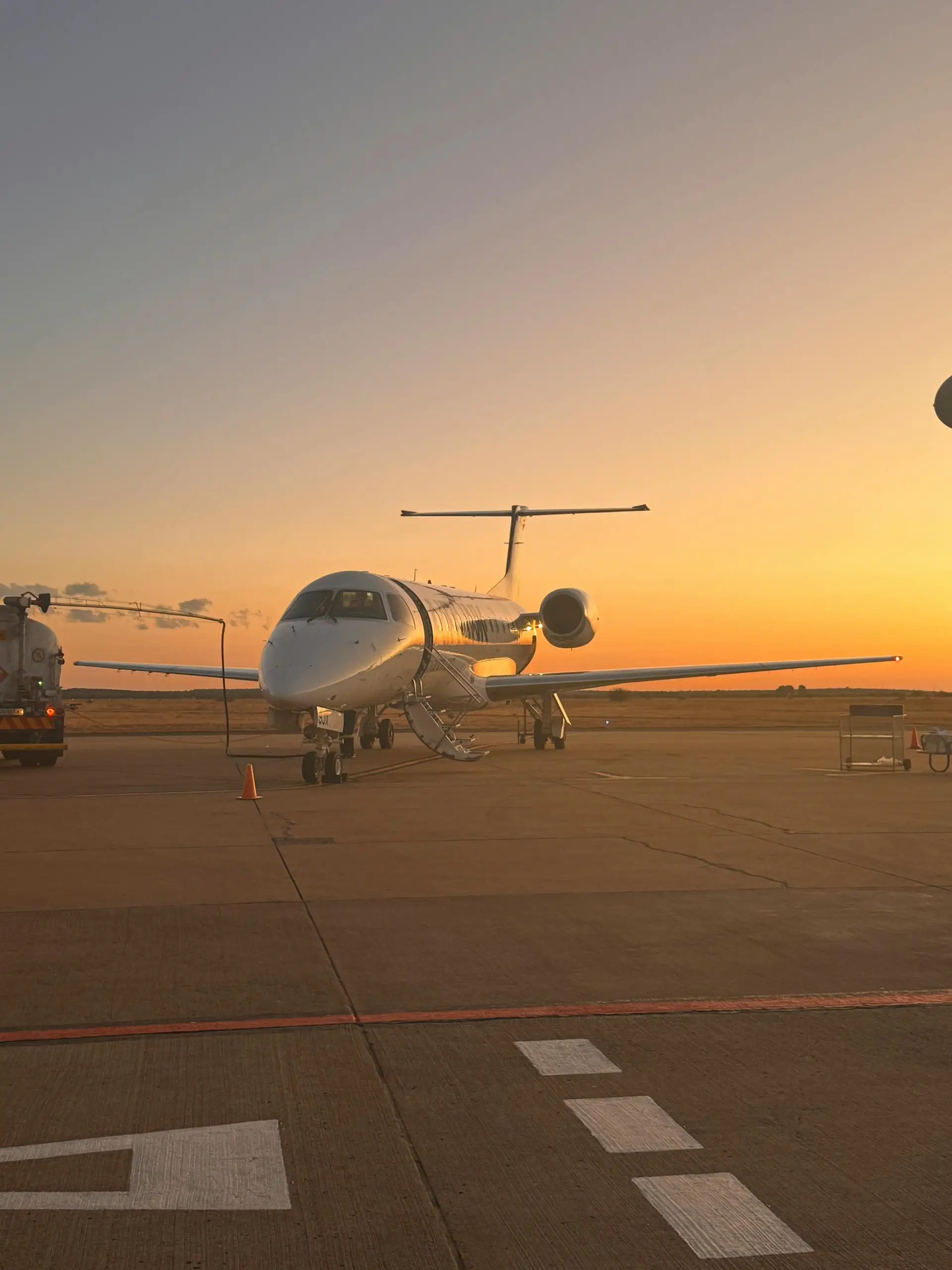 Jet d’affaires sur le tarmac au coucher du soleil, prêt pour un vol corporate au départ d’Abidjan